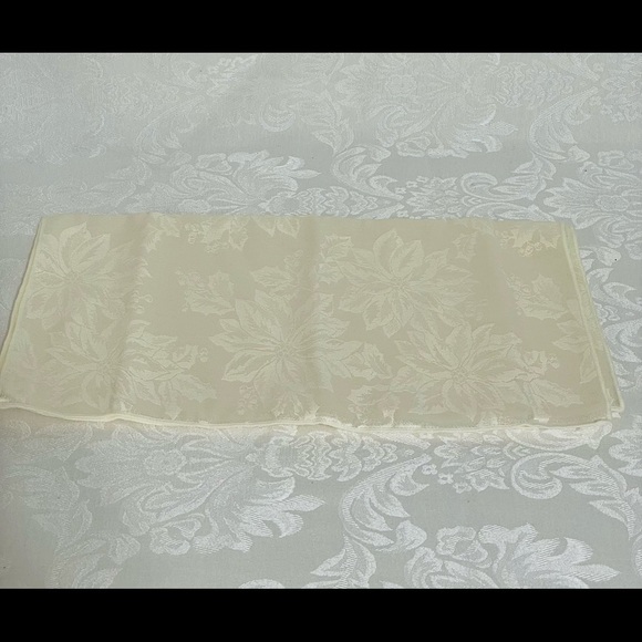 Holiday Poinsettia Napkins. 4 total napkins. - Picture 2 of 5